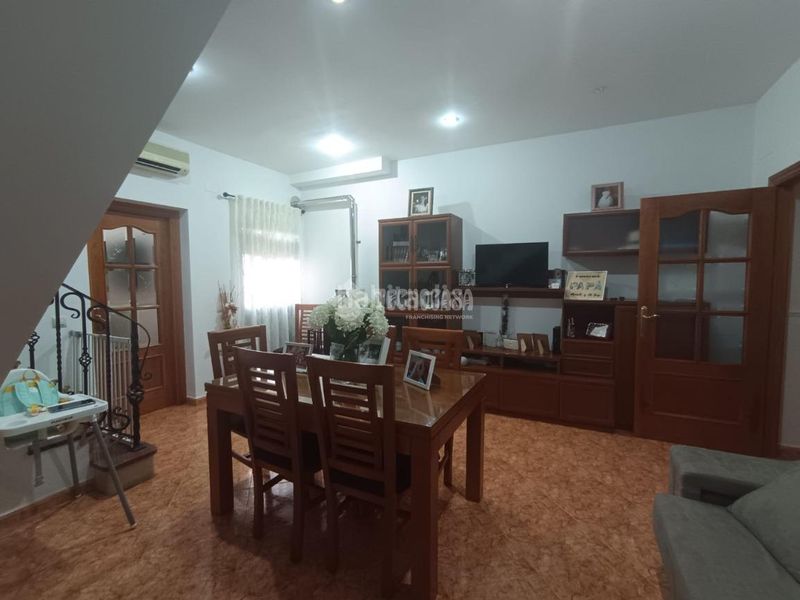 Foto 4924c2d3-f386-4515-a7d9-4a85fbd597a3. Casa aparellada amb calefacció a Carolina (La)