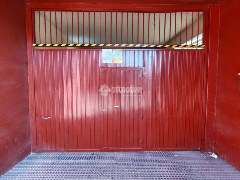 Foto 6a689615-c1cd-4013-8cd6-93e5753f581b. Aparcament cotxe a Carolina (La)
