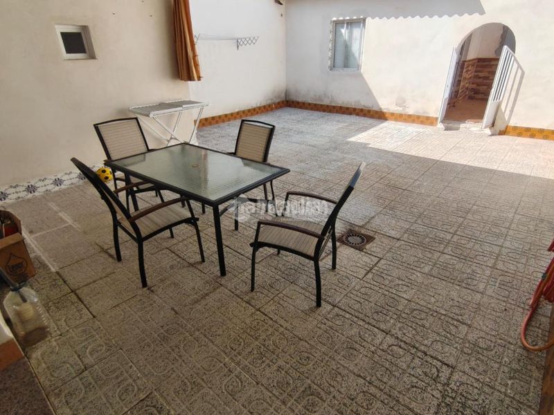 Foto 2f9ea5df-3449-462f-b4e1-d7e858593828. Casa aparellada a Carolina (La)