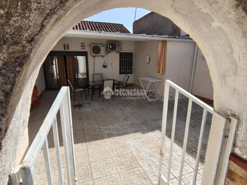 Foto 980a323b-5f91-4aed-8a14-67fc139cf534. Casa aparellada a Carolina (La)