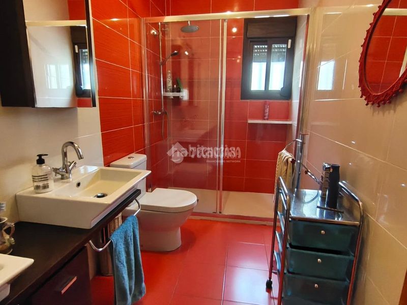 Foto ec0de1c4-e46d-4125-bb55-539c49389aef. Casa aparellada a Carolina (La)