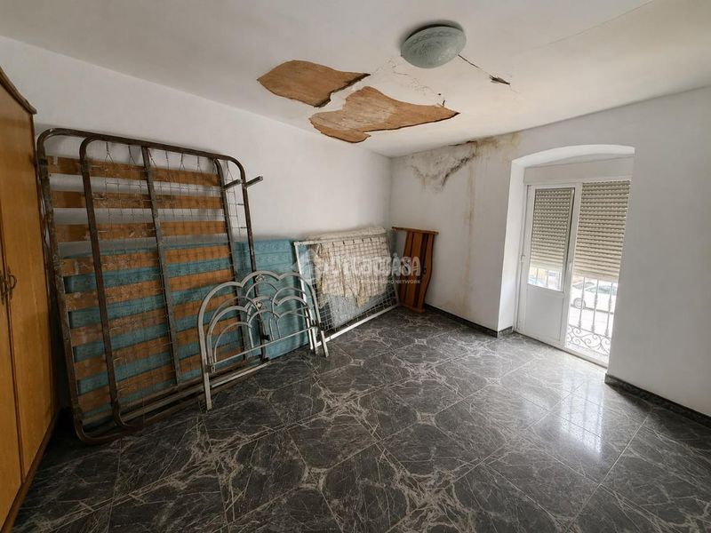 Foto 1553beee-4217-43af-a8eb-e52f71281920. Casa aparellada a Carolina (La)