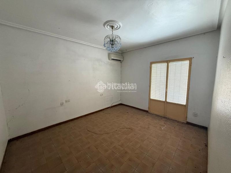 Foto 3c9fe7ce-c0db-4b0e-9a3e-14de347ff2c3. Casa aparellada amb aparcament a Carolina (La)