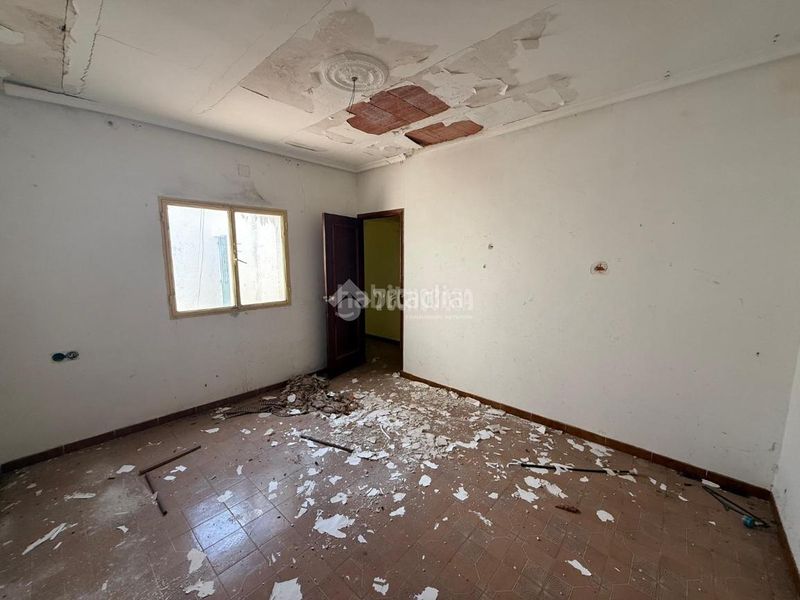 Foto a392638b-6a4f-4588-8050-856f094a4b3b. Casa aparellada amb aparcament a Carolina (La)