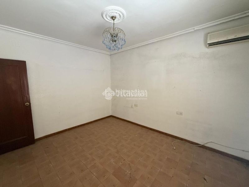 Foto bce08fbc-c35e-4e0c-a28f-30214b7c3811. Casa aparellada amb aparcament a Carolina (La)
