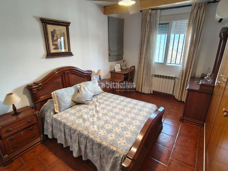 Foto ac9258cb-55c9-4e51-bd93-9e3351e4bd4f. Casa aparellada a Santa Elena
