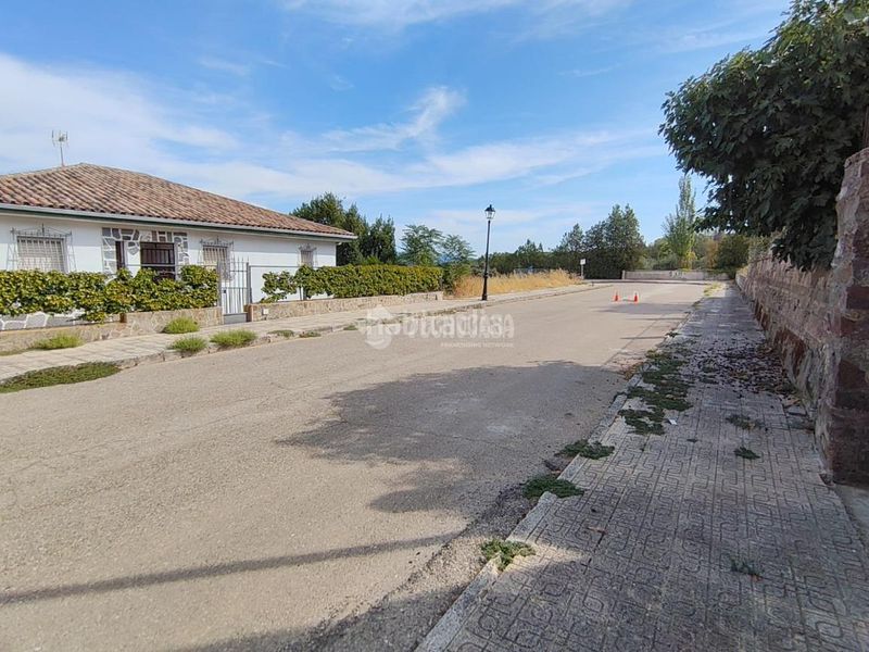 Foto b98ff879-953e-4e35-8ad4-383e1176800c. Casa aparellada a Santa Elena