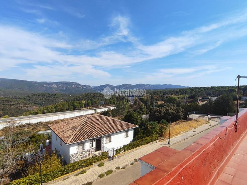 Foto d8867e39-ef00-48fc-ad54-084aa7b5bcf3. Casa aparellada a Santa Elena