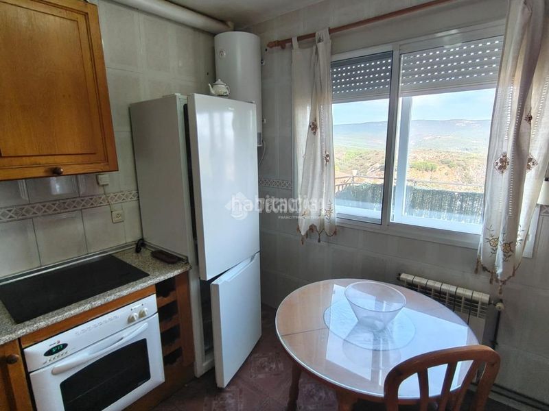 Foto fe77d4ad-249a-4ff0-96a1-f45473f8a9ba. Casa aparellada a Santa Elena