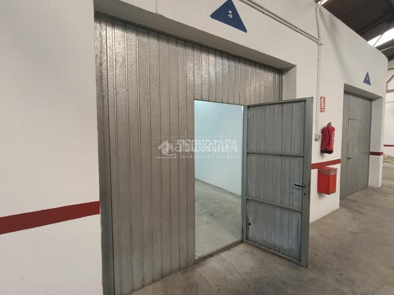 Foto ab8fbc6d-dd9e-4b17-ae3a-e19ae9eff76a. Aparcament cotxe a Carolina (La)