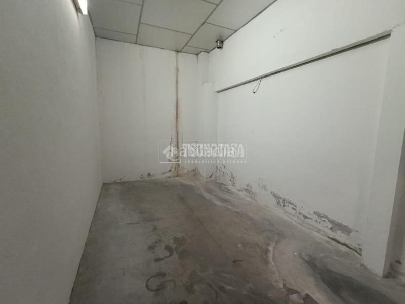 Foto 333be1fe-4018-4b4d-894c-fcc96f2534e3. Aparcament cotxe a Carolina (La)