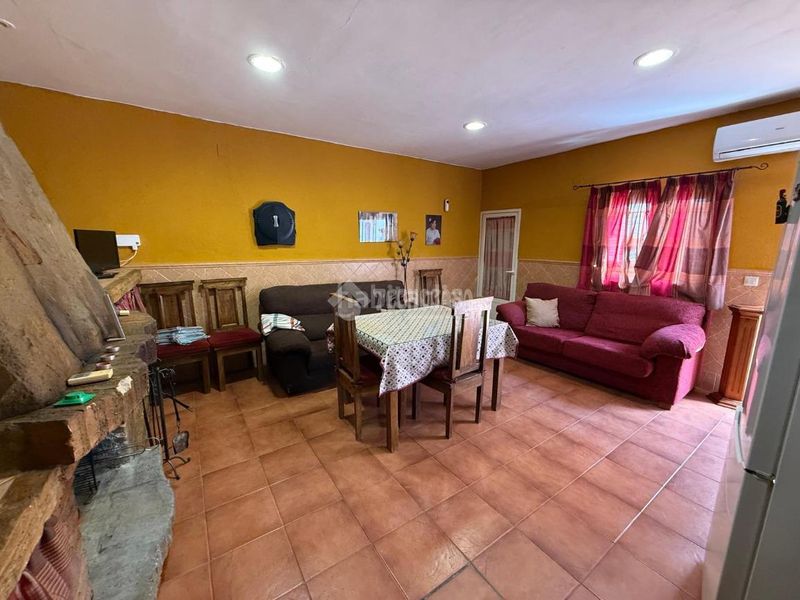 Foto a4ce60ea-734d-4de6-9708-2aa6a7c37b98. Casa aparellada a Carolina (La)