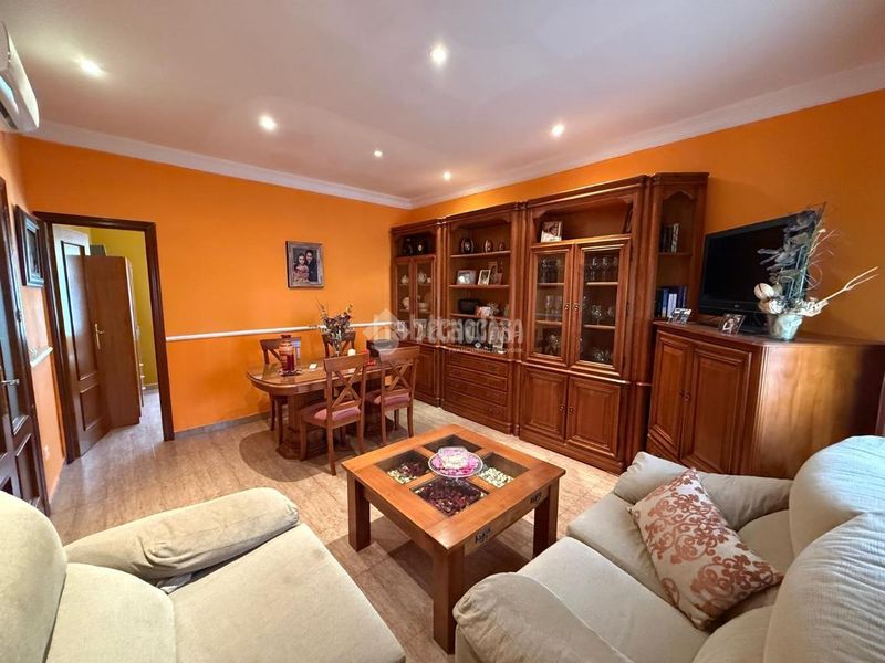 Foto b8dad672-c894-490a-996d-b589001a6f64. Casa aparellada a Carolina (La)