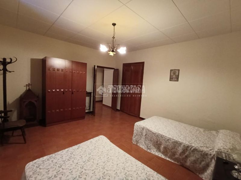 Foto 71016b87-33f6-4822-b75b-6d437b248b16. Casa aparellada a Carolina (La)