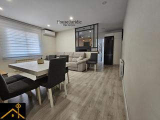 Casa aparellada a Cerdanyola Nord. Casa totalmente reformada con parking privado