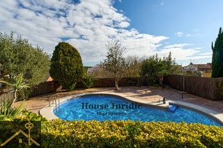 Maison  Carrer sant narcís. Exclusiva vivienda unifamiliar con piscina y gran jardín en plen