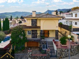 Maison  Carrer sant narcís. Exclusiva vivienda unifamiliar con piscina y gran jardín en plen