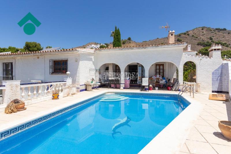 Foto 6beb695b-0e3a-4dc1-ac95-22df5dbfa3fb. Casa aparellada amb aparcament piscina a Capistrano Nerja