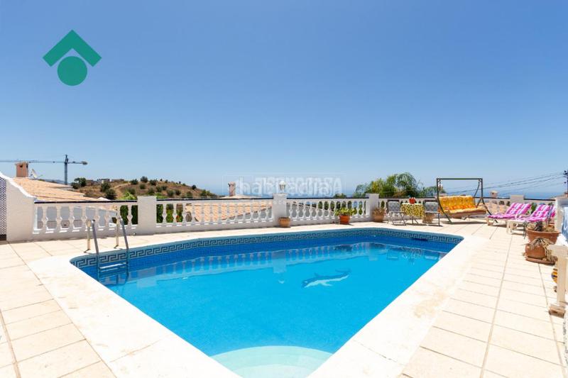Foto 85f86305-d34d-49dc-a0c2-842b9e54586c. Casa aparellada amb aparcament piscina a Capistrano Nerja