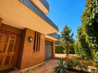 Casa aparellada a Griñón. Casa en venta en griñón