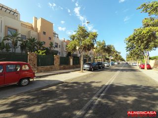 Location Rez-de-chaussée  Calle de los juegos de languedoc-rosellon 75. Bajo de dos dormitorios en alquiler en el toyo, exclusivo para f