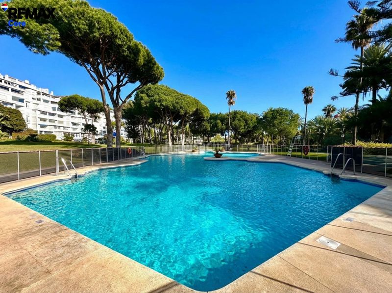 Foto b445654f-09ac-485c-80de-fe010fc78a01. Pis amb calefacció aparcament piscina a Puerto Banús Marbella