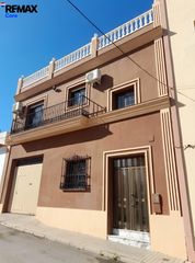 Casa en Almendralejo. Amplia vivienda de tres plantas con cochera para cuatro coches