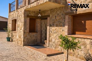 Casa en Ventas de San Julián (Las). Impresionante chalet independiente con piscina. parcela de 1.300