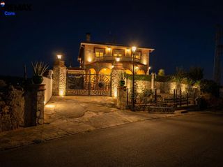 Finca rústica a Higuera la Real. Espectacular finca rústica de 4 ha con vivienda premium y planta