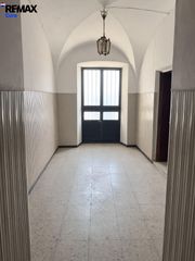House in Montijo. Oportunidad de inversión casa con patio y 4 dormitorios en centr