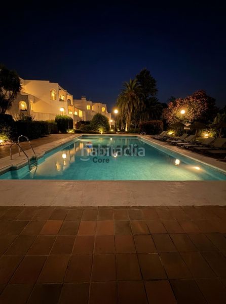 Foto 4f548e32-2b14-4c6c-ac08-05bca820b524. Dúplex amb calefacció aparcament piscina a Sotogrande costa Sotogrande