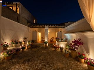 Casa in Puebla de la Calzada. Casa con encanto de 180 m2 con patio y gran porche en el centro