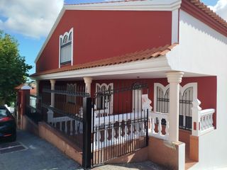 House in Zahínos. Exclusiva casa unifamiliar con patio, chimenea y sótano de 6m de