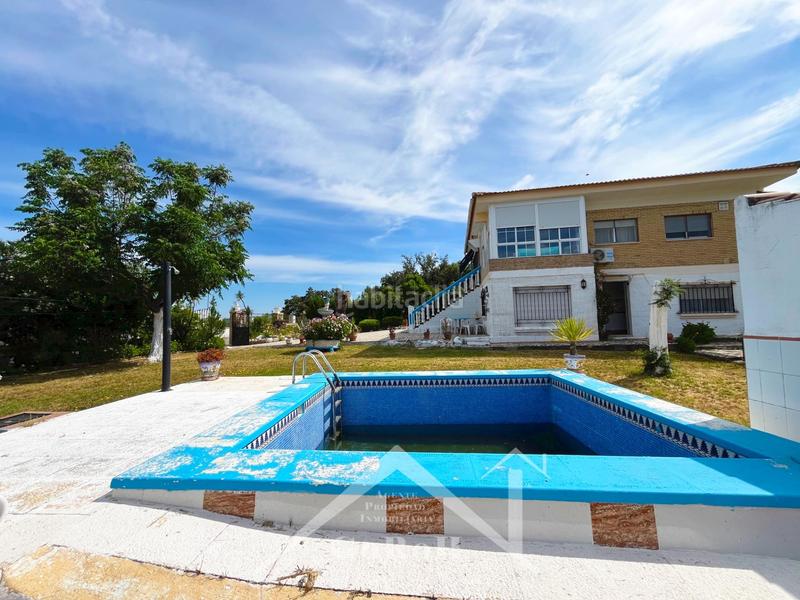 Foto 8a65fff9-ed86-4111-a547-3c3f2845c97e. Chalet with heating parking pool in Los Lagos Guillena