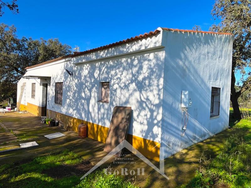 Foto bc2d931f-b13c-479d-98be-70e65d0d0098. Finca rústica parcela rústica con vivienda, instalaciones ganaderas y licencia zoológica en Castilblanco de los Arroyos