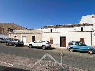 Casa adossada a Castilblanco de los Arroyos. Tradicional vivienda rural con nave comercial en un entorno priv