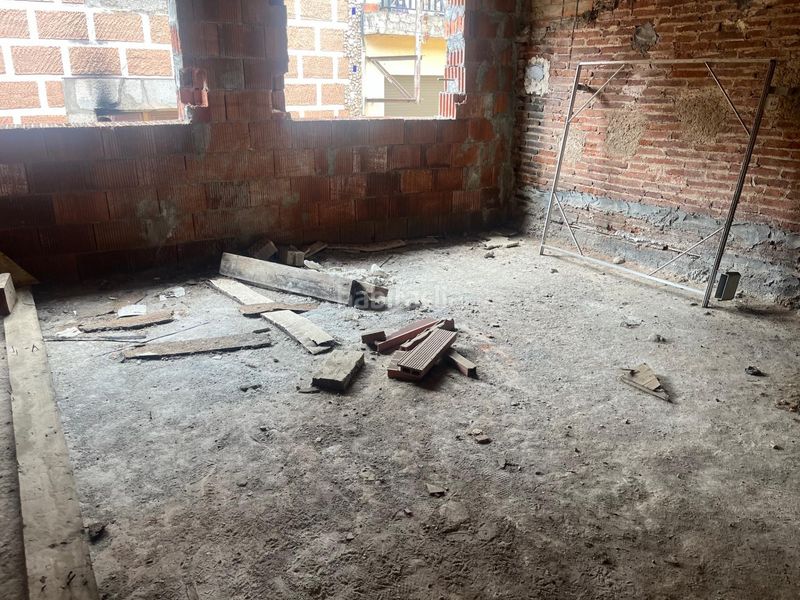 Foto 4a7d9f77-d3d9-4537-9e13-8f304cf9542c. Edificio promoción por terminar. edificio completo a medio construir en Arbúcies