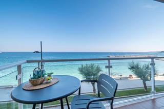 Apartament  Passeig de josep mundet. Apartamento con licencia turística en primera linia de mar