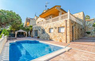 Casa aparellada  Avinguda dels arbres. Impresionante casa rústica en venta con licencia turistica