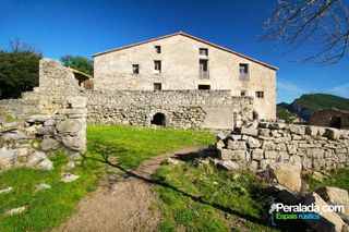 Chalet  Carrer de sadernes #1. Imponente y robusta masía más anexo, pajar, corrales y otras edi