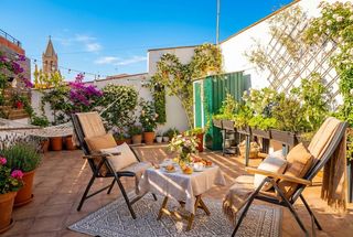 Xalet a El Pedró. Casa esquinera con terraza en el pedró