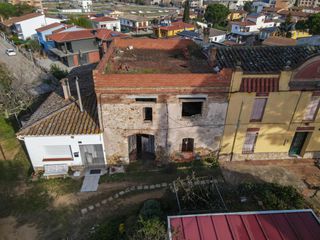 Casa aparellada  5 cami vell de sant sebastia. Casa de pueblo para rehabilitar