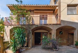 Chalet  18 carrer tramuntana. In the charming village of vilaür, in the heart of...