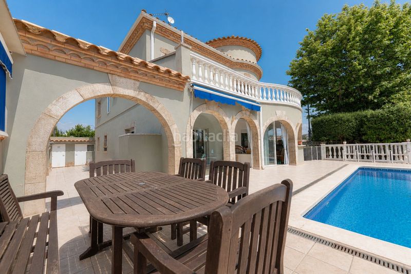 Foto ef8aa8e8-acd8-4317-bedc-ef73fe402ded. Xalet amb aparcament piscina a Montgrí Empuriabrava