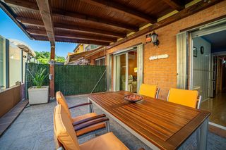Reihenhaus  17 carrer de montbò. Casa adosada en domeny