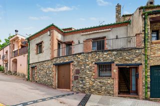 Xalet  20 carrer de cotlliure #20. Casa de piedra
