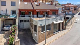 Casa aparellada  Carrer sant jordi, 11. Casa negocio con tienda, taller y garaje para furgonetas