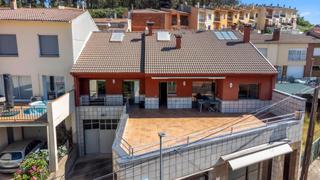 Casa aparellada  Carrer sant jordi, 11. Casa negocio con tienda, taller y garaje para furgonetas