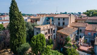 Casa  Carrer del castanyet, 13. Gran casa de poble amb caràcter ideal com a llar familiar o inve