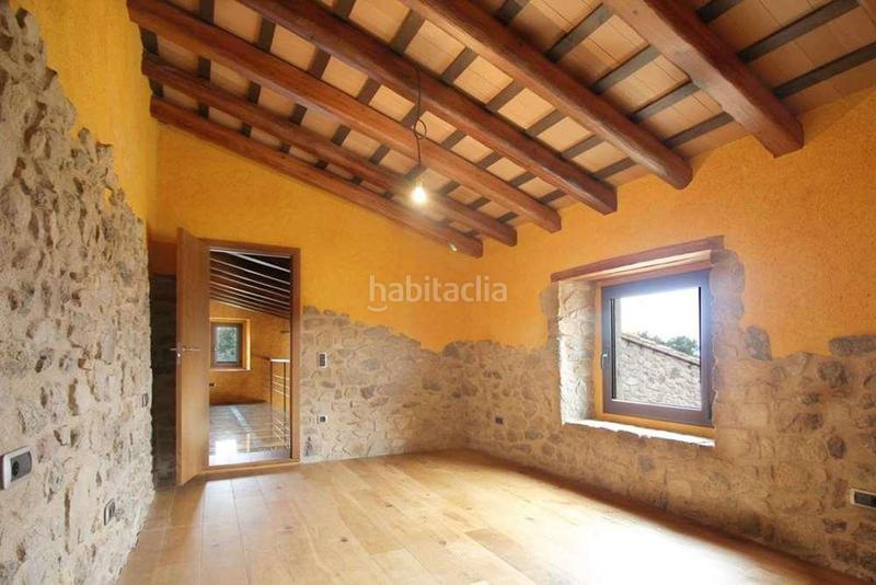 Foto 32afd463-ae79-4a44-aac5-d4e2bfe38201. Casa aparellada amb aparcament a Jonquera (La)